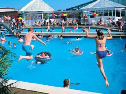 Blue Dolphin Holiday Park Gristhorpe エクステリア 写真